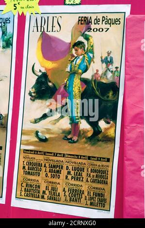 Arles, France - les anciennes affiches de voyage françaises sont en vente dans la rue pendant le festival Feria Bull Fighting, en costume traditionnel des autochtones. Banque D'Images