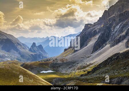 La magnifique forteresse provençale vue de Colle del Maurin dans la haute vallée de Maira, à la frontière entre la province de Cuneo et la France Banque D'Images