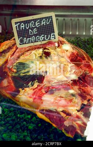 Arles, France - détail, viande de taureau fraîche exposée dans la boutique française de boucherie Banque D'Images