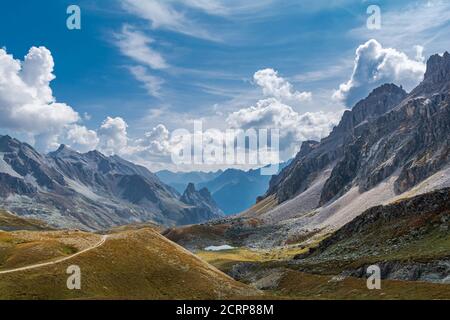 La magnifique forteresse provençale vue de Colle del Maurin dans la haute vallée de Maira, à la frontière entre la province de Cuneo et la France Banque D'Images