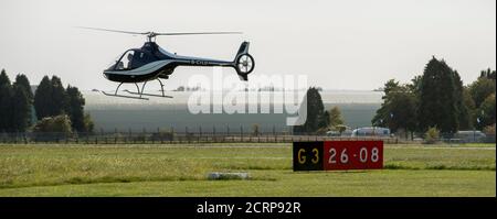 Aéroport de Cotswold, Cirencester, Gloucestershire, Royaume-Uni. 2020. Hélicoptère prenant un chemin de vol et sortant de l'aérodrome. Banque D'Images