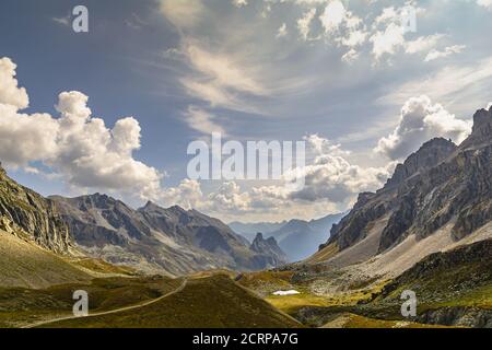 La magnifique forteresse provençale vue de Colle del Maurin dans la haute vallée de Maira, à la frontière entre la province de Cuneo et la France Banque D'Images