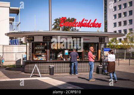 Le Bundesbuedchen, kiosque de journaux historiques dans l'ancien district du gouvernement, Bonn, Rhénanie-du-Nord-Westphalie, Allemagne. das Bundesbuedchen, historis Banque D'Images