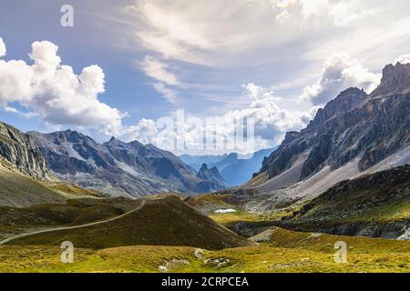 La magnifique forteresse provençale vue de Colle del Maurin dans la haute vallée de Maira, à la frontière entre la province de Cuneo et la France Banque D'Images