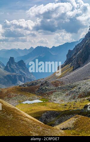 La magnifique forteresse provençale vue de Colle del Maurin dans la haute vallée de Maira, à la frontière entre la province de Cuneo et la France Banque D'Images