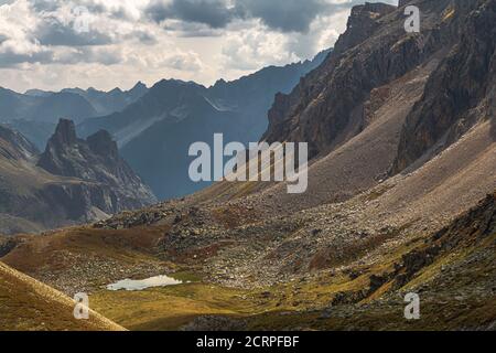 La magnifique forteresse provençale vue de Colle del Maurin dans la haute vallée de Maira, à la frontière entre la province de Cuneo et la France Banque D'Images