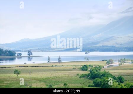 Loch Tulla au coucher du soleil près du pont d'Orchy à Glencoe Banque D'Images