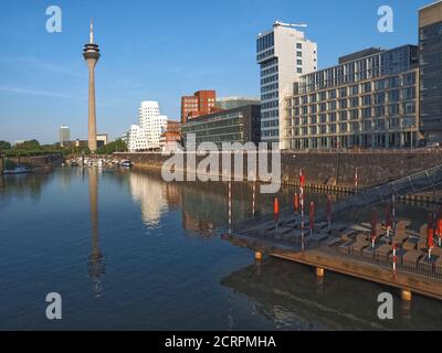 Tour du Rhin au port des médias de Düsseldorf Banque D'Images