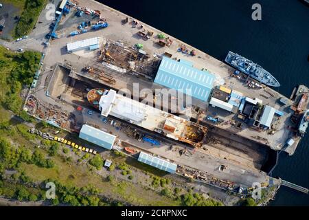 Construction navale navire en quai sec vue aérienne au chantier naval port avec échafaudage Banque D'Images
