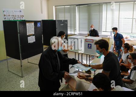 Naples, CAMPANIE, ITALIE. 20 septembre 2020. Italie: Naples 20/09/2020 élections électorales au moment du virus mondial covid-19.en Italie, le vote a lieu avec des mesures de sécurité pour éviter de contracter le virus qui a opprimé le monde pendant six mois. Crédit : Fabio Sasso/ZUMA Wire/Alay Live News Banque D'Images