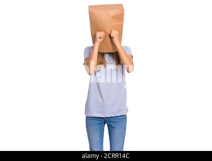 Jeune fille malheureuse avec sac en papier sur la tête couvrant le visage avec les mains en pleurant. Adolescent contrarié posant en studio. Enfant pleure, ne montrant pas ses larmes Banque D'Images