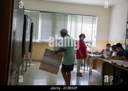 Naples, CAMPANIE, ITALIE. 20 septembre 2020. Italie: Naples 20/09/2020 élections électorales au moment du virus mondial covid-19.en Italie, le vote a lieu avec des mesures de sécurité pour éviter de contracter le virus qui a opprimé le monde pendant six mois. Crédit : Fabio Sasso/ZUMA Wire/Alay Live News Banque D'Images