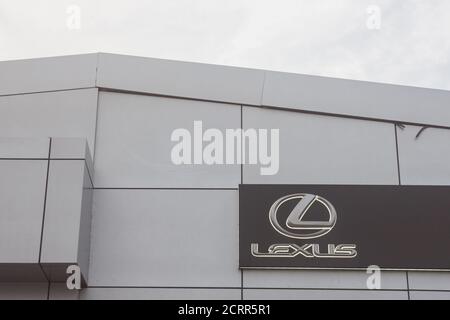 BELGRADE, SERBIE - 25 SEPTEMBRE 2018 : logo Lexus sur leur principal magasin de vente Belgrade. Lexus est un constructeur automobile japonais. Image Banque D'Images