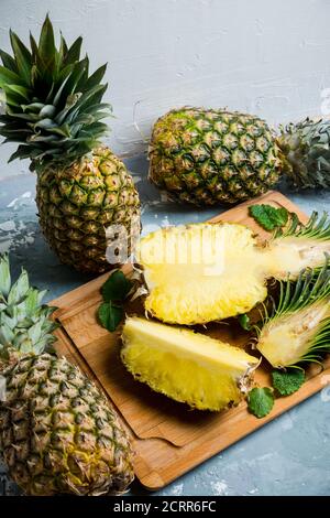 Ananas frais mûrs sur fond rustique. Mise au point sélective. Banque D'Images