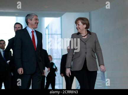German Chancellor Angela Merkel (R) and Portugal's Prime Minister Jose Socrates arrive at a news conference after talks at the Chancellery in Berlin, March 2, 2011.    REUTERS/Thomas Peter  (GERMANY - Tags: POLITICS)