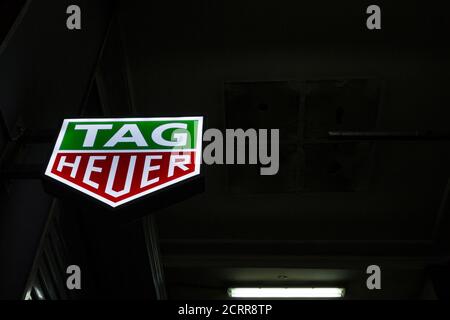 BELGRADE, SERBIE - 24 JUILLET 2018 : logo TAG Heuer sur leur boutique de bijoux à Belgrade. Tag Heuer est un horloger de luxe suisse célèbre pour le chronographe Banque D'Images