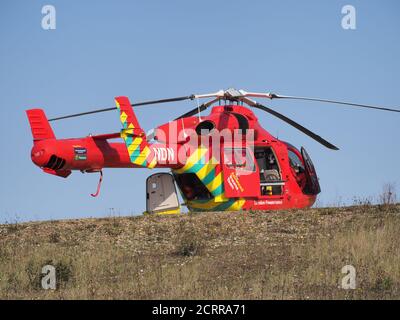 Minster on Sea, Kent, Royaume-Uni. 20 septembre 2020. L'ambulance aérienne de Kent a assisté à un incident sur la plage à la banque de galets de Minster on Sea, dans le Kent, avec deux ambulances, une voiture de soins intensifs et deux voitures de police. Une personne a été chargée sur une civière. La plage est populaire auprès des surfeurs du vent et du cerf-volant. Mise à jour : l'ambulance aérienne London Advanced Trauma était également présente avec Coastguard. Un membre du public croit qu'un kite surfeur a été pris par le vent et grièvement blessé. Crédit : James Bell/Alay Live News Banque D'Images