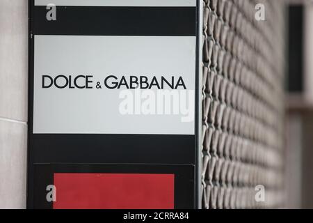 BELGRADE, SERBIE - 3 MAI 2020 : logo Dolce & Gabbana devant leur boutique principale de Belgrade. Dolce and Gabbana, ou D&G, est un luxueux dard à la mode Banque D'Images