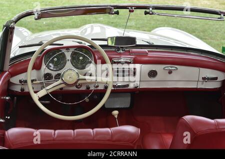 Tableau de bord d'une Mercedes-Benz 190 SL classique Banque D'Images