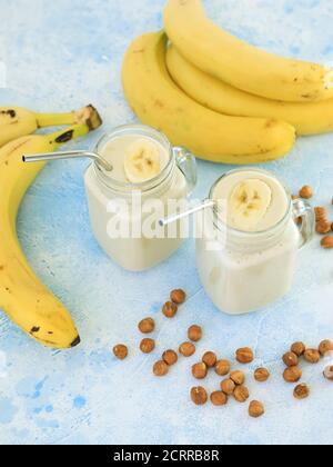 Yaourt à la banane ou smoothie et noix, nourriture végétarienne, régime alimentaire et concept sain Banque D'Images
