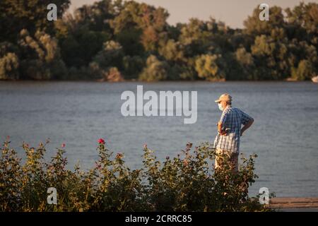 BELGRADE, SERBIE - 29 AOÛT 2020 : un vieil homme marchant et admirant la nature et le Danube à Belgrade portant un masque de protection du Banque D'Images