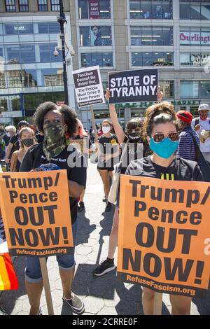 Manifestation et marche pour voter contre le régime de Trump/Pence en novembre organisé par « refuser le fascisme » et d'autres groupes à Union Square à Manhattan, New York. Banque D'Images