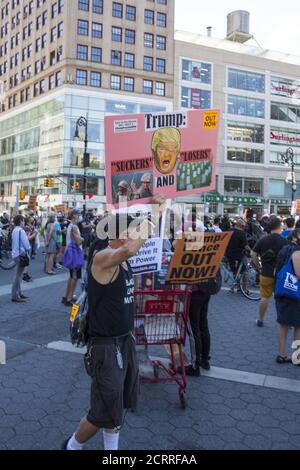 Manifestation et marche pour voter contre le régime de Trump/Pence en novembre organisé par « refuser le fascisme » et d'autres groupes à Union Square à Manhattan, New York. Banque D'Images