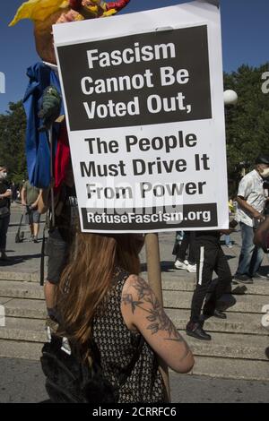 Manifestation et marche pour voter contre le régime de Trump/Pence en novembre organisé par « refuser le fascisme » et d'autres groupes à Union Square à Manhattan, New York. Banque D'Images