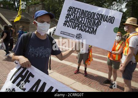 Manifestation et marche à la fontaine Bethesda dans Central Park organisée par la « rébellion de l'extinction » pour attirer l'attention sur le besoin immédiat de changement de système aux États-Unis et dans le monde entier pour lutter contre la crise climatique qui est maintenant vécue dans le monde entier sous la forme de feux de forêt, ouragans, sécheresses et inondations, pollution de l'air et de l'eau à une échelle sans précédent. Banque D'Images