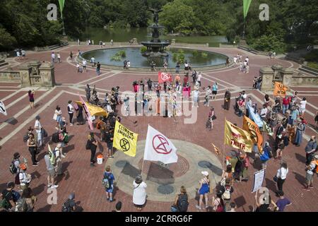 Manifestation et marche à la fontaine Bethesda dans Central Park organisée par la « rébellion de l'extinction » pour attirer l'attention sur le besoin immédiat de changement de système aux États-Unis et dans le monde entier pour lutter contre la crise climatique qui est maintenant vécue dans le monde entier sous la forme de feux de forêt, ouragans, sécheresses et inondations, pollution de l'air et de l'eau à une échelle sans précédent. Banque D'Images