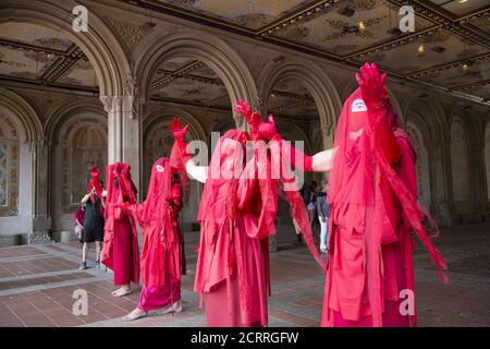 Les rebelles rouges, Brigade, qui sont une branche de la rébellion d'extinction, vêtus de rouge vif pour signifier le sang des espèces qui sont mortes à la suite du changement climatique, Ainsi que ceux qui mourront à l'avenir manifestent et défilent à la fontaine Bethesda dans Central Park organisée par la « rébellion de l'extinction » pour attirer l'attention sur le besoin immédiat de changement de système aux États-Unis et dans le monde entier pour lutter contre la crise climatique qui est actuellement en cours dans le monde entier, sous forme d'incendies de forêt, d'ouragans, de sécheresses et d'inondations, ainsi que de pollution de l'air et de l'eau à une échelle sans précédent. Banque D'Images