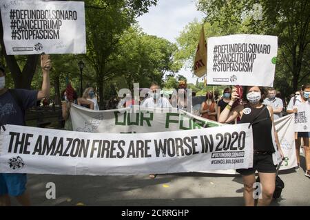 Manifestation et marche à la fontaine Bethesda dans Central Park organisée par la « rébellion de l'extinction » pour attirer l'attention sur le besoin immédiat de changement de système aux États-Unis et dans le monde entier pour lutter contre la crise climatique qui est maintenant vécue dans le monde entier sous la forme de feux de forêt, ouragans, sécheresses et inondations, pollution de l'air et de l'eau à une échelle sans précédent. Banque D'Images