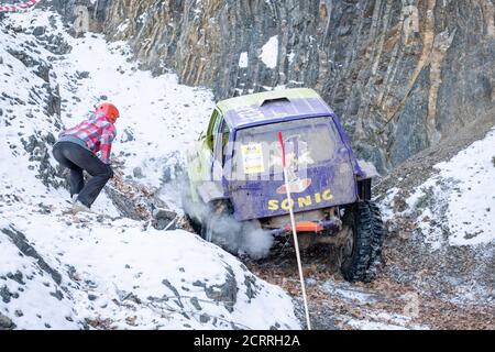 Khabarovsk, Russie - 11 novembre 2019 : Jeep Suzuki Jimny surmonte les obstacles dans la forêt. Les femmes derrière le volant d'une voiture. Banque D'Images