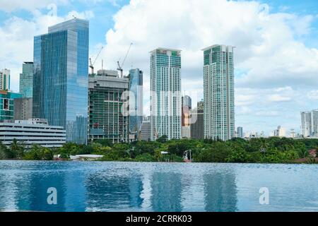 Manille, Philippines - 02 février 2020. Vue sur la ville de Manille depuis la piscine de l'hôtel de luxe cinq étoiles Discovery Primea. Temps ensoleillé Banque D'Images