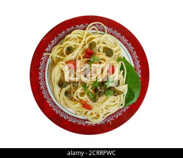 Spaghetti con pesto di capperi, pâtes avec sauce au câpres. Cuisine sicilienne, plats italiens traditionnels variés, vue sur le dessus. Banque D'Images