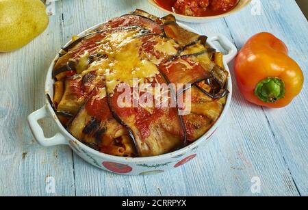 Timotta aubergine pâtes Timbale, cuisine sicilienne, plats italiens traditionnels variés, vue sur le dessus. Banque D'Images