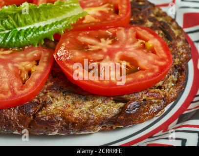 KooKoo Bademjan - frittata d'aubergine, plat persan Banque D'Images