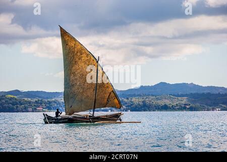 Pêcheur naviguant près de Nosy Be, Madagascar Banque D'Images