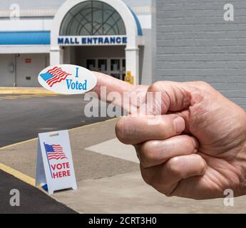 Bouton de campagne du drapeau américain coincé à l'doigt de l'électeur par Lieu de scrutin pour le vote par anticipation aux élections présidentielles américaines Banque D'Images