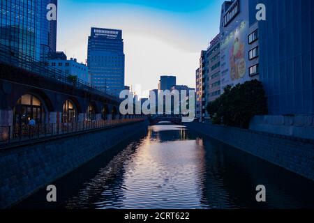 La rivière au pont Mansei à Tokyo vue large Banque D'Images