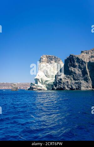 Roche en forme de visage sur la mer bleue contre un ciel bleu. À Akrotiri, santorini, cyclades, grèce Banque D'Images