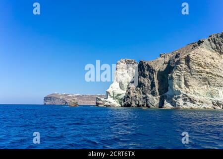 Roche en forme de visage sur la mer bleue contre un ciel bleu. À Akrotiri, santorini, cyclades, grèce Banque D'Images