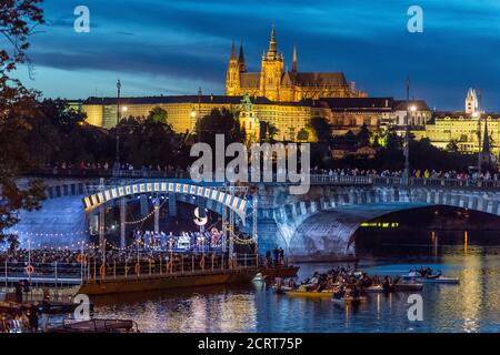 Le violoniste britannique Daniel Hope interprète un concert spécial en direct Un cadre magnifique : une scène flottante sur la Vltava en dessous avec une toile de fond paromamique Banque D'Images