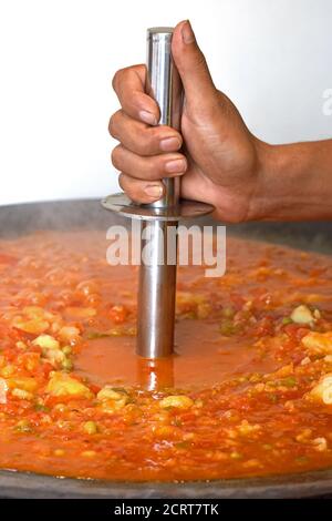 PAV Bhaji étant cuit dans les rues de l'Inde, cuisine indienne de Mumbai, le bhaji, le bhaji, le bhaji est un plat de restauration rapide de l'Inde, le curry de légumes épais et épicé, Banque D'Images