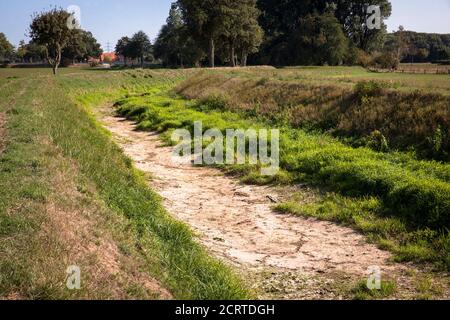 La rivière sèche déchue Issel près de Wesel le 19 septembre. 2020, Rhénanie-du-Nord-Westphalie, Allemagne. Der trocken gefallene Falluss Issel BEI Wesel am 19.09. Banque D'Images