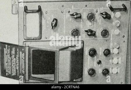 . Le journal technique de Bell System . serdcein tous les théâtres. Cependant, son poids de plus de 60 livres était un handicap pour de nombreuses utilisations. D'autres avancées dans les circuits d'oscilloscope et la limitation de poids ont été réenregistrées dans le TS-34/AP, pesant seulement 25 livres. Cela a combiné les fonctions d'impulsion courte de la conception précédente avec celles de l'oscilloscope conventionnel pour visualiser les ondes plus lentes. Un schéma est illustré sur la Fig. 26.UNE nouvelle conception, codée comme TS-34A/AP, a incorporé un démarrage-arrêt variable et une conception mécanique améliorée. Ces deux oscilloscopes, TS-34 et TS-34A, ont été produits à un total de certains Banque D'Images