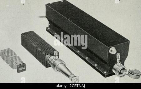 . La longueur du journal technique du système Bell est nécessaire pour la distribution de la chaleur. Une charge coaxiale est de préférence conique entre le conducteur externe et le conductor interne, car cela réduit le gradient de tension et facilite la dissipation thermique. Un diélectrique composé d'un mélange de bakélite, de silice et de graphite, moulé en place, a été trouvé satisfaisant. Pour les guides d'ondes contenant du carbone, l'aceramique peut être préformé, avec un cône en une ou deux dimensions, et cimenté en place. La figure 22 montre un certain nombre de charges RF développées pour différentes bandes de fréquence. L'un de ces modèles, TS-235/UP, offre une excellente réponse Banque D'Images