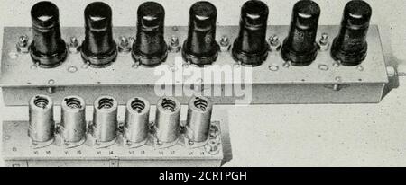 . Le journal technique de Bell System . ctric 6AK5 tube à vide (pleine taille). A été une conséquence où leurs capacités de hancUing de puissance sont adaptées pour répondre aux exigences de performance. L'IF ampUfier offre une opportunité idéale d'éflfect des économies substatiales en taille et en poids en utilisant le système 388 BELL TECHNIQUE JOURNAL petits tubes. Lorsque la fréquence IF est aussi élevée que 30 mc ou 60 mc, les éléments conjoncteurs sont physiquement petits, de sorte que la taille du tube est relativelimportant. Le niveau de puissance est suffisamment bas pour que les tubes miniatures soient applicables. La photo illustrée sur la Fig. 4 illustre le redu Banque D'Images