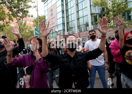 Madrid, Espagne; 20/09/2020.- "ce sont nos armes" qui chantent à la police.plus d'un millier de résidents du quartier de la classe ouvrière de Madrid de Vallecas descendent dans la rue pour dénoncer les mesures restrictives adoptées par la Communauté de Madrid à minuit en raison de la deuxième vague de Covid. Sous le cri "ce n'est pas la détention, c'est la ségrégation", ils se sont tenus devant l'Assemblée de Madrid, gardée par la police, pour demander la démission de la présidente Isabel Díaz Ayuso. Plus tard, ils ont défilé dans les rues. Il y a également des manifestations dans d'autres districts et des municipalités affe Banque D'Images