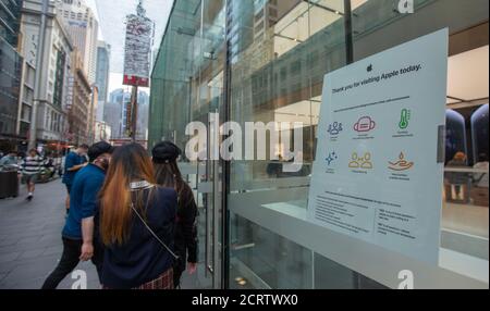 Sydney, Australie. 19 septembre 2020. Un avis COVID-19 est affiché à l'extérieur d'un magasin Apple à Sydney, en Australie, le 19 septembre 2020. L'Australie a confirmé dimanche 19 nouveaux cas de COVID-19, le plus faible depuis environ trois mois. Au dimanche après-midi, il y avait eu au total 26,898 cas confirmés de COVID-19 en Australie. Credit: Hu Jingchen/Xinhua/Alay Live News Banque D'Images